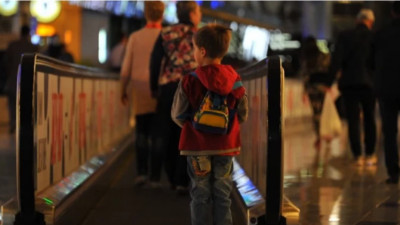 Ата-ана баласын әуежайда көпе-көрінеу қалдырып кеткен