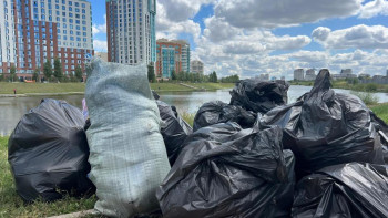 Фотография к новости: Астанада Есіл өзенінің жағасында 20 қаптан аса қоқыс жиналды