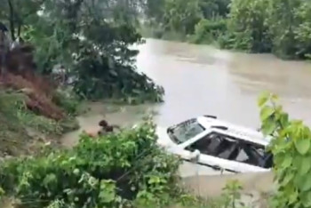 Үндістанда көлік өзенге құлап, 11 адам қаза тапты