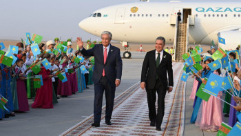 Фотография к новости: Президент Қасым-Жомарт Тоқаев Түрікменстанға барды