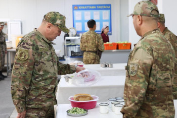 Фотография к новости: Министр сарбаздармен бірге түскі ас ішті