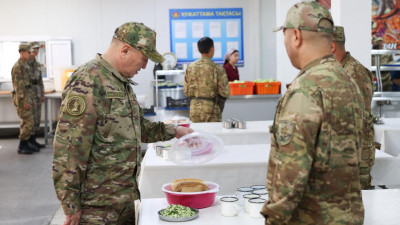 Министр сарбаздармен бірге түскі ас ішті