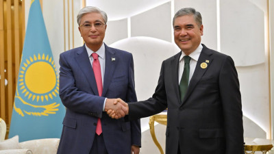 Әуежайда Қасым-Жомарт Тоқаев пен Гурбангулы Бердімұхамедов аз-кем әңгімелесті