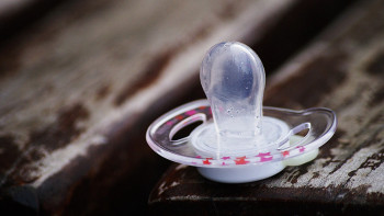 Фотография к новости: "Стресті азайтып, ұйқыны жақсартады": Ересектерге арналған емізіктер танымал бола бастады