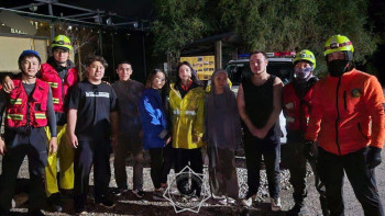 Фотография к новости: Алматыда екі турист қыз қатты жауында қалып, таудан түсе алмай қалған