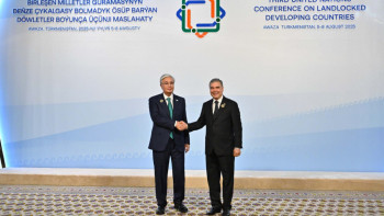 Фотография к новости: Тоқаев Түрікменстанда БҰҰ конференциясы делегацияларын ресми қарсы алу рәсіміне қатысты