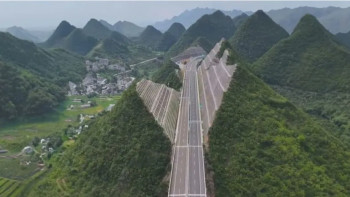 Фотография к новости: Көпір салу үшін: Қытай тауды бұзып, тас жарып жатыр