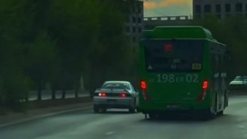 Фотография к новости: Қауіпті маневр: Автобус пен жеңіл көлік бірін-бірі "қысып", жолға таласты