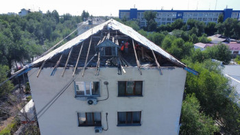 Фотография к новости: Жетісуда аумақтарды абаттандыру аясында 77 көпқабатты үйдің шатыры жөнделуде