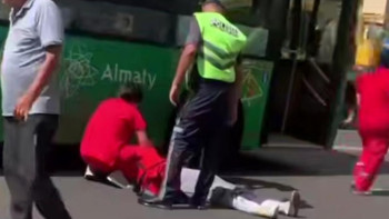 Фотография к новости: Алматыда автобус жүргізушісі әйелді қағып өлтірді