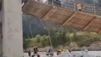 Фотография к новости: Қытайда ондаған адамы бар аспалы көпір опырылып түсті