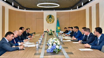 Фотография к новости: Қазақстан мен Тәжікстан теміржол арқылы жүк тасымалын кеңейтуге ниетті