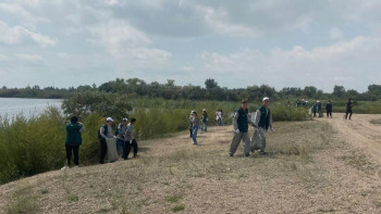 Фотография к новости: Шахтинск жастары су қоймасы жағалауын тазартты
