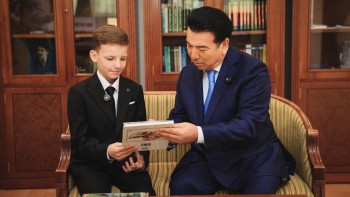 Фотография к новости: "Министрге хат" акциясы: Ғани Бейсембаев хат жазған оқушылардың бірімен кездесті