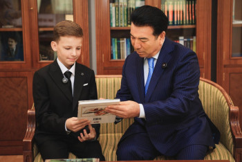 Фотография к новости: "Министрге хат" акциясы: Ғани Бейсембаев хат жазған оқушылардың бірімен кездесті