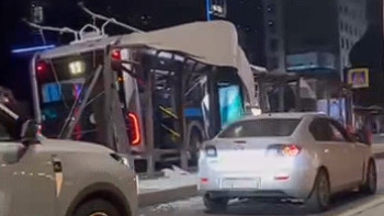 Фотография к новости: Алматыда троллейбус аялдамаға соқтығысты: зардап шеккендер бар