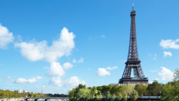 Фотография к новости: Парижде ер адам Эйфель мұнарасынан парашютпен секірген