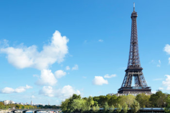 Фотография к новости: Парижде ер адам Эйфель мұнарасынан парашютпен секірген