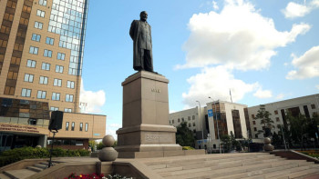 Фотография к новости: Астанада Абай ескерткішіне гүл шоқтарын қою рәсімі өтті