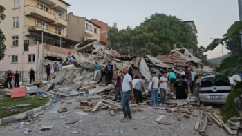 Фотография к новости: Түркияда жер сілкінісі кезінде он үй опырылып құлады