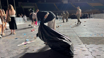 Джей Лоның Алматыдағы концертінен кейін еріктілер Орталық стадионды тазалады