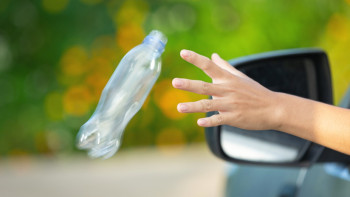 Фотография к новости: Италияда көліктен қоқыс тастағандарға айыппұл мөлшері артты