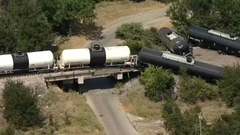 Фотография к новости: Қауіпті жүгі бар пойыз рельстен шығып кетіп, отқа оранды