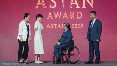 Asian Awards сыйлығы кімге бұйырды?