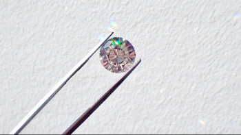 Фотография к новости: Саяхаттап жүрген әйел 2,3 караттық алмаз тауып алды