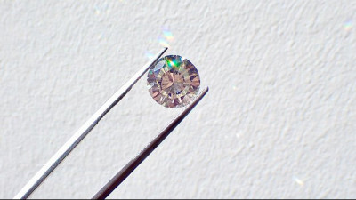 Саяхаттап жүрген әйел 2,3 караттық алмаз тауып алды