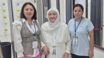 Фотография к новости: Алматыда 85 жастағы әжей ҰБТ тапсырып, университетке түсуге бел буды