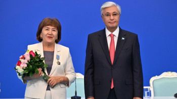 Фотография к новости: Бір топ ұстаз Президент қолынан мемлекеттік награда алды