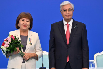 Фотография к новости: Бір топ ұстаз Президент қолынан мемлекеттік награда алды