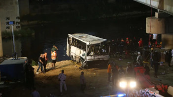 Фотография к новости: Алжирде автобус көпірден құлап, 18 адам көз жұмды