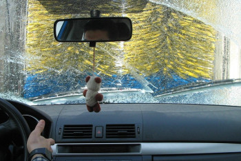 Фотография к новости: Алматыда көлік жуу қызметкерлері клиенттің көлігін айдап кетіп, соқты