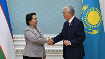 Фотография к новости: Тоқаев Өзбекстан Сенатының төрағасын II дәрежелі "Достық" орденімен марапаттады