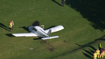 Зардап шеккендер бар: жеңіл моторлы ұшақ гольф алаңына апатты түрде қонды