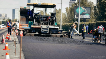 Фотография к новости: Астанада жол жөндеп жүрген жұмысшыларды көлік қағып, бір адам қаза тапты