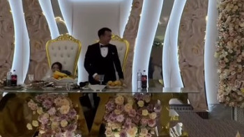 Фотография к новости: Қонақтарға – ет, жас жұбайларға – фастфуд: Тойда "ерекше" ас мәзірі ұсынылды