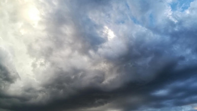 "Қатты жел, тұман, бұршақ". Елдің  басым бөлігінде дауылды ескерту жарияланды