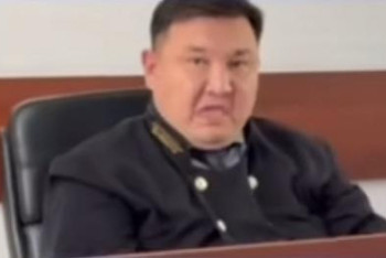 Фотография к новости: Берденов ісі: Шымкентте судья сот отырысы кезінде журналиске тілін шығарды