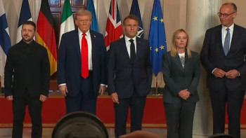 Фотография к новости: "Этикет жоқ": Ақ үйге барған Макрон сынның астында қалды