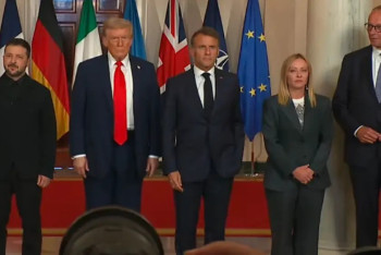 Фотография к новости: "Этикет жоқ": Ақ үйге барған Макрон сынның астында қалды