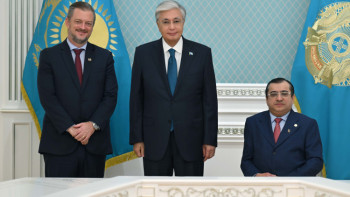 Фотография к новости: Тоқаев Халықаралық және Азия паралимпиада комитетінің басшыларына орден табыстады