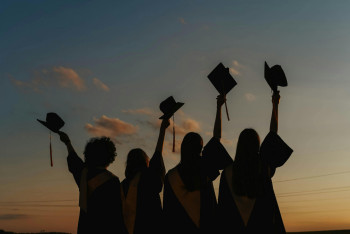 Фотография к новости: АҚШ 6 мыңнан астам халықаралық студенттік визаның күшін жойды