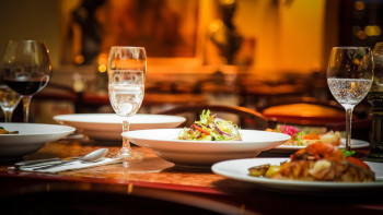 Фотография к новости: "Имидж үшін": Астанада жігіт қонақ үйлер мен мейрамханаларды тегін пайдаланған