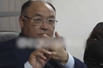 Фотография к новости: Тағы бір судья сот отырысында түсініксіз әрекет істеді