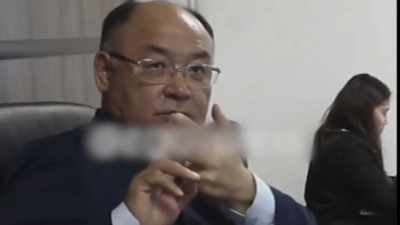 Тағы бір судья сот отырысында түсініксіз әрекет істеді