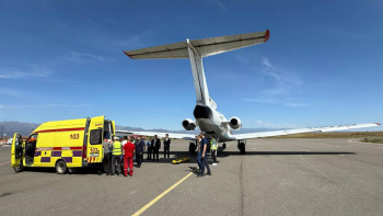 Фотография к новости: Дәрігерлер балалардың өмірі үшін күресуде: Екі бала Астанаға жеткізіледі