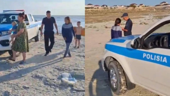 Фотография к новости: Маңғыстауда полицейлер теңізге ағып кеткен қызды құтқарды